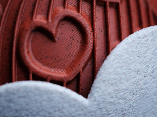 HEART – esencja uczuć w formie designu Doniczka HEART to manifest emocji zamknięty w geometrycznej perfekcji. Stworzona z myślą o wyjątkowych chwilach, stanowi niebanalny prezent dla ukochanej osoby – pełen symboliki, a zarazem absolutnie współczesny. Na powierzchni eleganckiego korpusu w odcieniu klasycznej czerwieni wyrzeźbiono rytmiczne serca, harmonijnie wtopione w dynamiczne linie przypominające strumień energii lub zakodowane wyznanie. To coś więcej niż doniczka – to designerski artefakt, który celebruje uczucie w jego najczystszej formie. Osadzona w kontrastującej, teksturalnej podstawce, HEART zyskuje charakter obiektu galeryjnego, a nie tylko użytkowego. Doskonała na Walentynki, rocznicę, dzień zaręczyn lub jako intymny gest bez okazji. Dostępna w wymiarach: 130 × 130 × 100 mm (szerokość × głębokość × wysokość) Podaruj coś, co nie zwiędnie. HEART – design, który mówi „kocham” bez słów.