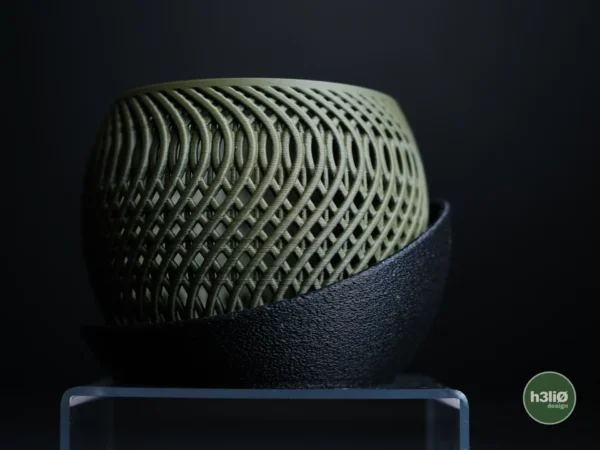 Wprowadź do swojego wnętrza nutę nowoczesnego designu z doniczką Mirage – minimalistycznym arcydziełem stworzonym z myślą o elegancji i funkcjonalności. Jej ażurowa struktura zapewnia doskonałą cyrkulację powietrza, co sprzyja zdrowiu korzeni storczyków i innych roślin wymagających przewiewnego podłoża. Doniczka została umieszczona na podniesionej, otaczającej podstawie, co dodaje jej lekkości i niepowtarzalnego charakteru. Cechy produktu: Nowoczesny, geometryczny wzór – idealny do wnętrz w stylu minimalistycznym, skandynawskim lub loftowym Funkcjonalna konstrukcja – przewiewna struktura wspomaga zdrowy rozwój korzeni Estetyczna podstawa – otaczająca i podnosząca całość forma dodaje stabilności i elegancji Opcje rozmiarów: Wysokość 100 mm ~ x:130 · y:130 · z:100 mm Wysokość 80 mm ~ x:105 · y:105 · z:80 mm